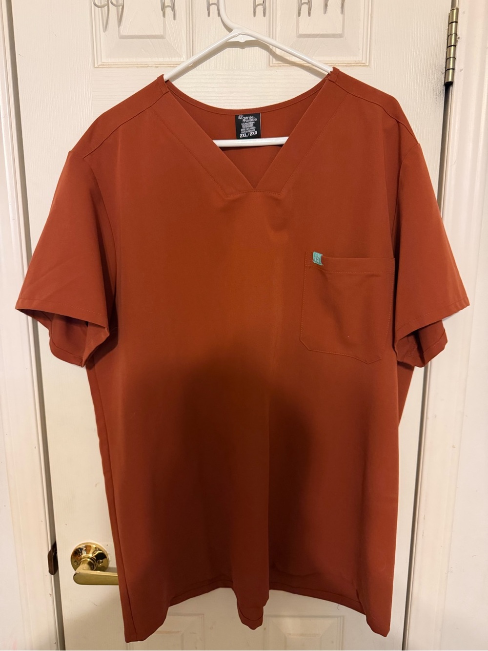 Men's Garde Malade V-Neck Pocket Scrub Top